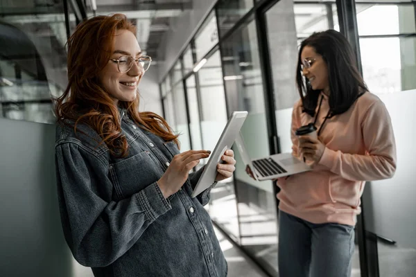 Redhead Student Using Digital Tablet Pretty Classmate Laptop Blurred Background — Stock Photo, Image