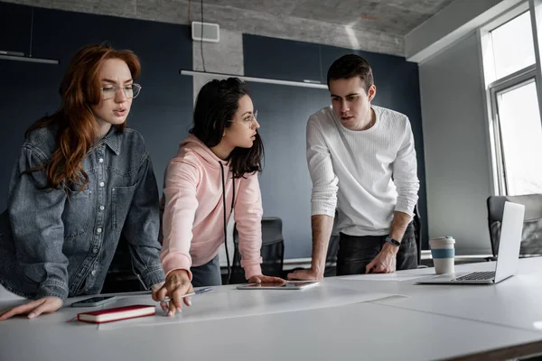 Jonge Studenten Kijken Naar Papier Met Project Bureau — Stockfoto