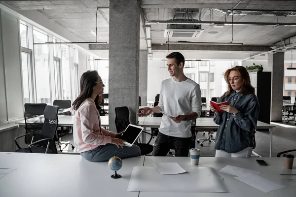 Unga Studenter Som Håller Apparater Medan Diskuterar Projekt — Stockfoto