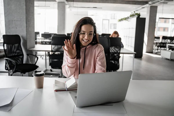 Vesel Bruneta Student Fluturând Mâna Timp Având Video Chat Laptop — Fotografie, imagine de stoc