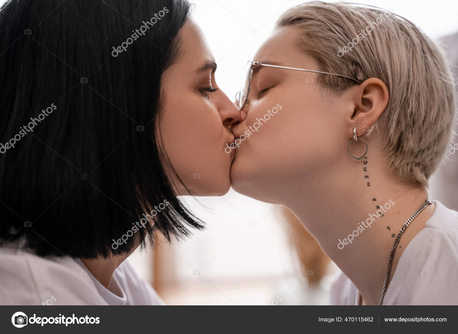 Lesbe mit lila Haaren und ihre blonde Stieftochter Lesbe mit lila Haaren und ihre blonde Stieftochter