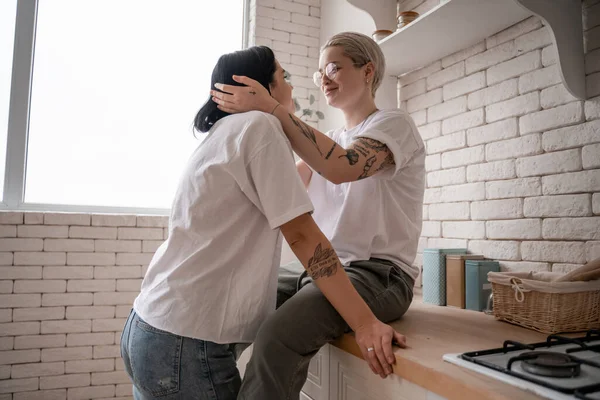 Glücklich Tätowierte Frau Mit Brille Umarmt Brünette Freundin — Stockfoto