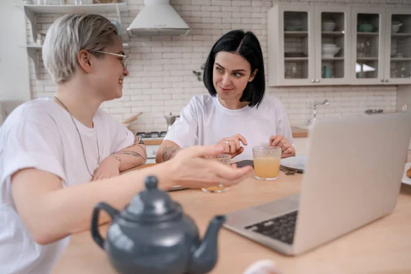 Lesbiska Par Tittar Varandra Frukost Köket — Stockfoto