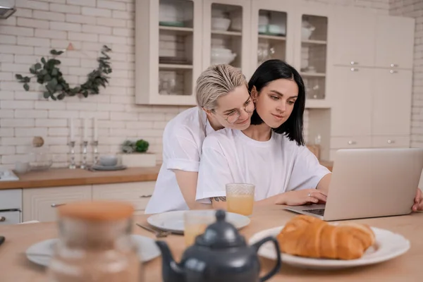 Young Lesbian Couple Looking Laptop Kitchen Blurred Foreground — Stock Photo, Image