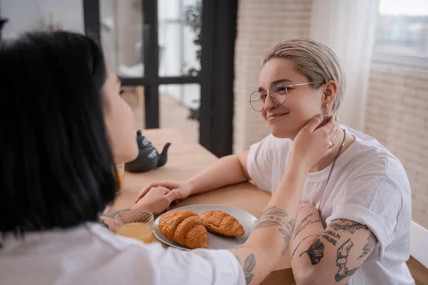 Happy Lesbian Couple Holding Hands Looking Each Other Kitchen — Stock Photo, Image