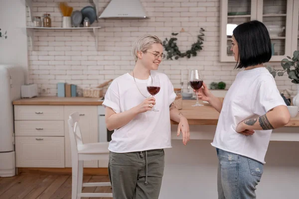 Feliz Pareja Lesbiana Sosteniendo Vasos Vino Tinto Cocina — Foto de Stock