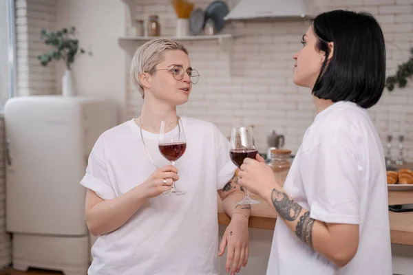 Joven Pareja Lesbiana Sosteniendo Vasos Vino Tinto Mientras Habla Cocina — Foto de Stock