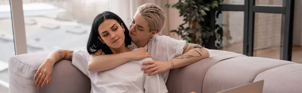 Young Lesbian Couple Chilling Sofa Banner — Stock Photo, Image