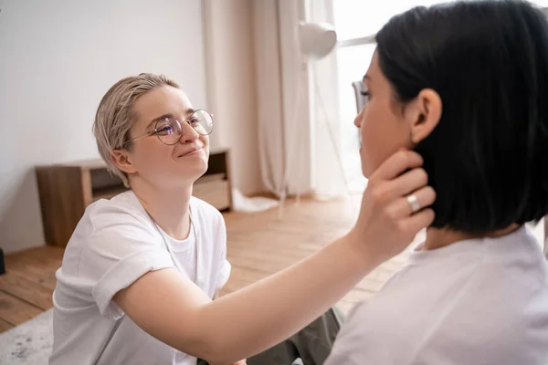 Mujer Lesbiana Gafas Ajustando Pelo Novia Primer Plano Borroso —  Fotos de Stock