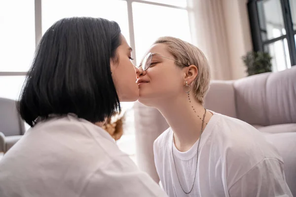 Jovem Casal Lésbico Beijando Casa — Fotografia de Stock