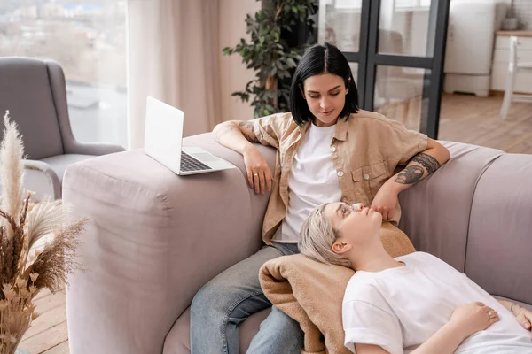Tattooed Woman Sitting Couch Laptop Looking Girlfriend — Stock Photo, Image