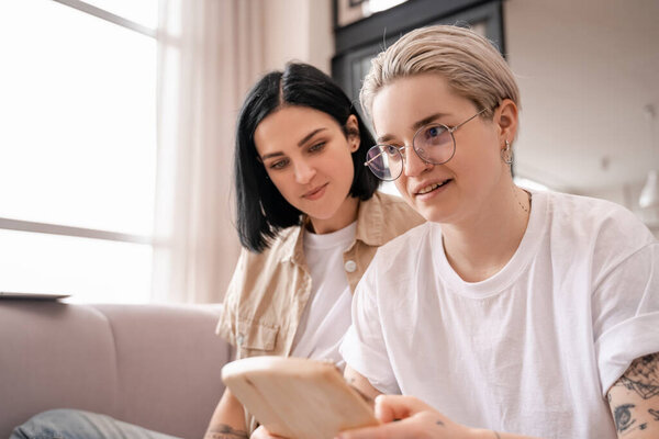 лесбиянка играла на Феллайре рядом с подругой 