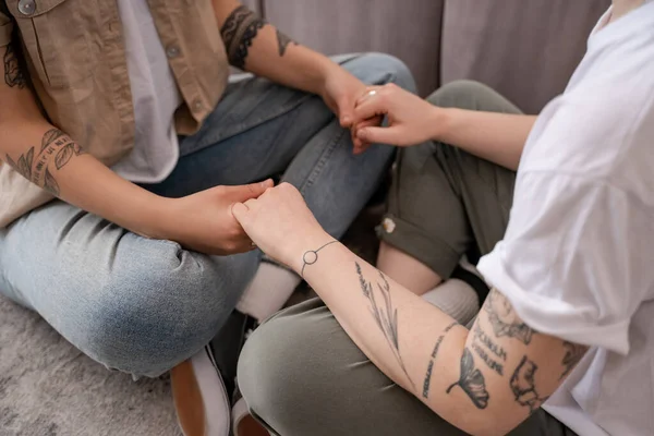 Cropped View Tattooed Lesbian Couple Sitting Holding Hands Living Room — Stock Photo, Image