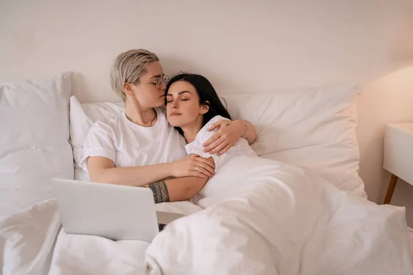 Young Lesbian Couple Hugging While Lying Bed Laptop — Stock Photo, Image