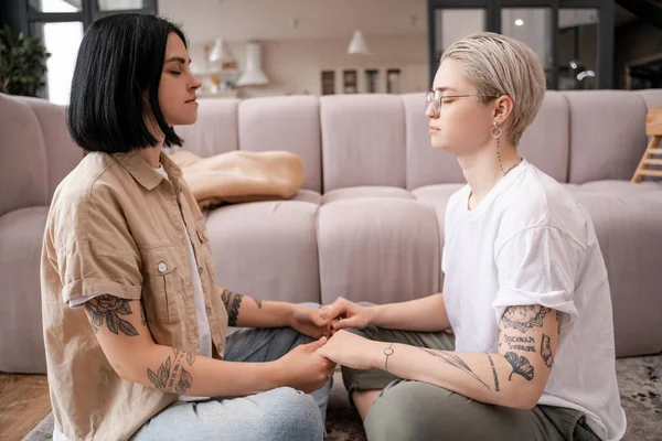 Side View Lesbian Couple Sitting Holding Hands While Meditating Living — Stock Photo, Image