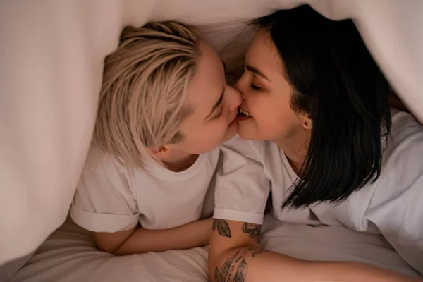 Young Lesbian Couple Kissing Blanket — Stock Photo, Image