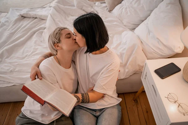 Hoge Hoek Uitzicht Van Jong Lesbisch Paar Zoenen Slaapkamer — Stockfoto