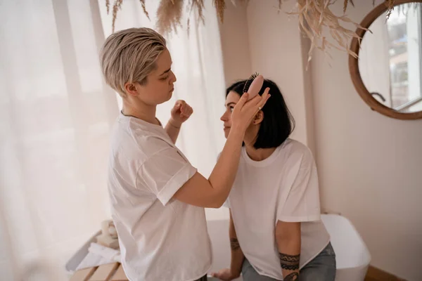 Young Woman Brushing Hair Brunette Girlfriend Bedroom — Stock Photo, Image