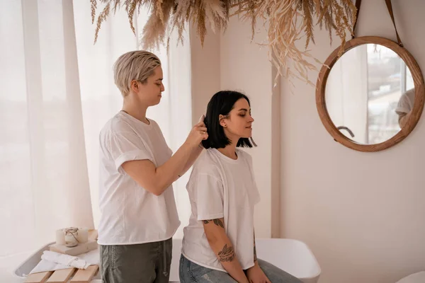 Jong Vrouw Borstelen Haar Van Brunette Vriendin Slaapkamer — Stockfoto