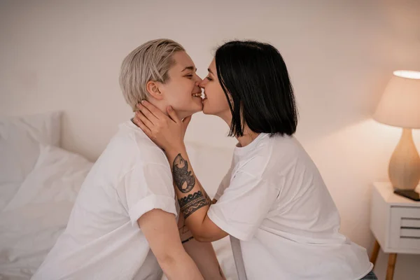 Side View Happy Lesbian Couple Kissing Bedroom — Stock Photo, Image