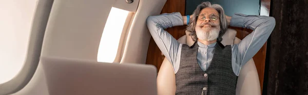 Веселий Бізнесмен Біля Розмитого Ноутбука Приватному Реактивному Літаку Банер — стокове фото