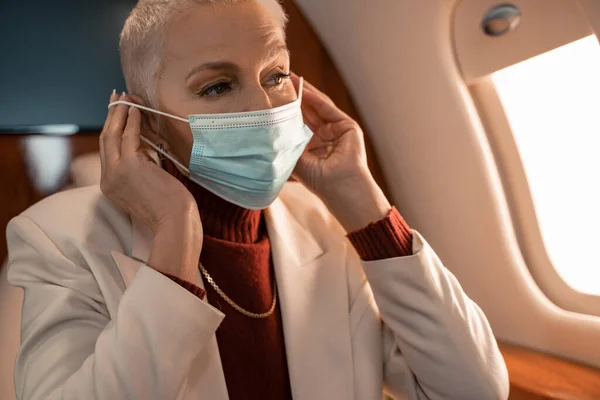 Mulher Negócios Madura Usando Máscara Médica Avião — Fotografia de Stock