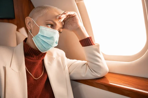 Mulher Negócios Madura Máscara Médica Olhando Para Janela Avião Privado — Fotografia de Stock