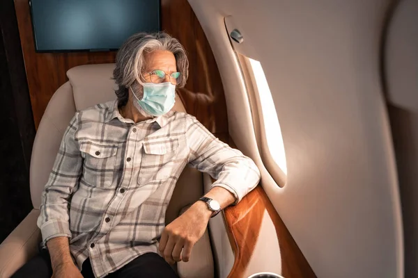 안경을 남자와 비행기 의료용 마스크를 — 스톡 사진