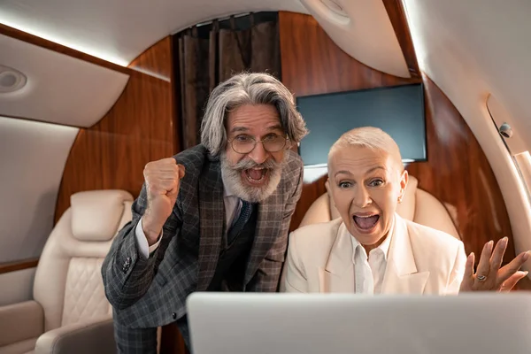 Oameni Afaceri Entuziasmați Care Uită Laptop Neclar Avion Privat — Fotografie, imagine de stoc