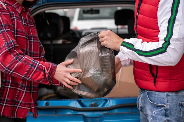 Vista Recortada Mujer Joven Hombre Sosteniendo Bolsa Basura Cerca Del — Foto de Stock