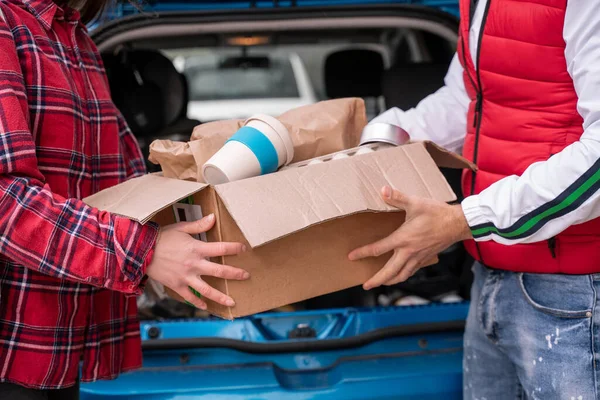 Vista Recortada Hombre Joven Mujer Sosteniendo Caja Cartón Con Taza —  Fotos de Stock