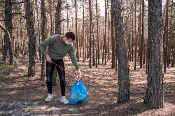 Full Length Man Medical Mask Holding Pick Tool Rubbish Forest — Stock Photo, Image