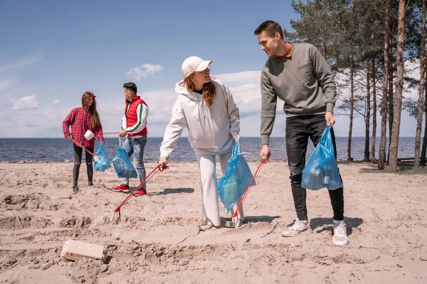 Glade Frivillige Med Søppelsekker Som Plukker Opp Søppel Med Grabber – stockfoto