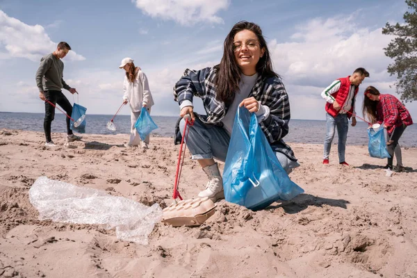 Happy Young Woman Collecting Rubbish Grabber Group Volunteers — Stock Photo, Image