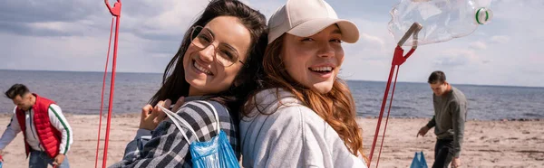 Mujeres Jóvenes Felices Con Agarradores Bolsas Basura Afuera Pancarta — Foto de Stock