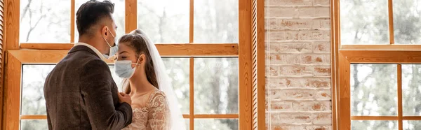 Junge Braut Und Bräutigam Schutzmasken Fenster Stehend Banner — Stockfoto