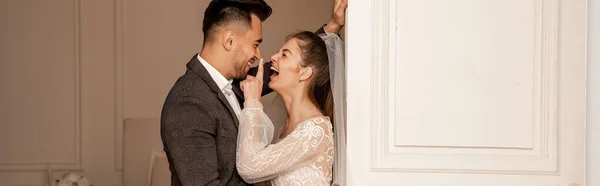 Seitenansicht Der Fröhlichen Braut Die Nase Des Glücklichen Bräutigams Berührt — Stockfoto