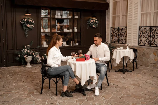 Young Couple Jeans Talking Date Cafe — Fotografia de Stock