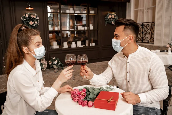 Man Woman Medical Masks Clinking Wine Glasses Gift Box Tulips — Stock Photo, Image