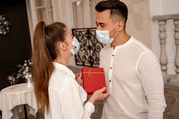 Young Woman Protective Mask Holding Present Boyfriend Restaurant —  Fotos de Stock