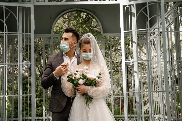 Young Man Medical Mask Holding Hand Bride Wedding Bouquet Park — Fotografia de Stock