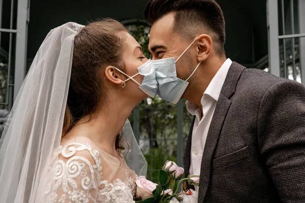 Side View Elegant Newlyweds Medical Masks Kissing Park — Stock Photo, Image