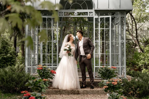 Full Length View Young Newlyweds Medical Masks Kissing Alcove Park — Fotografia de Stock