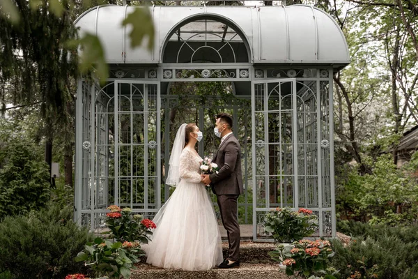 Full Length View Newlyweds Medical Masks Looking Each Other Outdoors — Fotografia de Stock