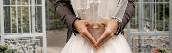 Cropped View Man Showing Heart Sign Hands While Hugging Bride — Stok fotoğraf