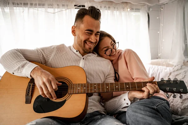 Fröhlicher Mann Spielt Akustikgitarre Neben Lachender Frau Wohnwagen — Stockfoto