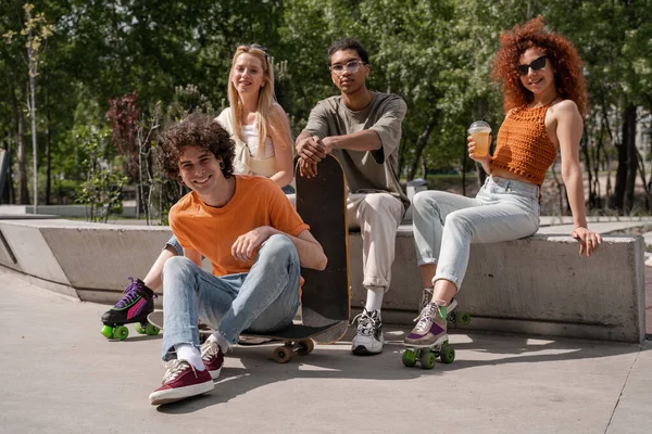 Muntre Multietniske Skøyteløpere Som Ser Kamera Skatepark – stockfoto