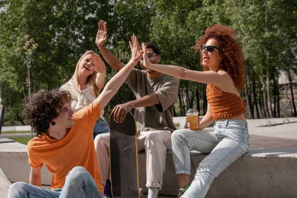 Aufgeregte Multiethnische Freunde Geben High Five Skatepark — Stockfoto