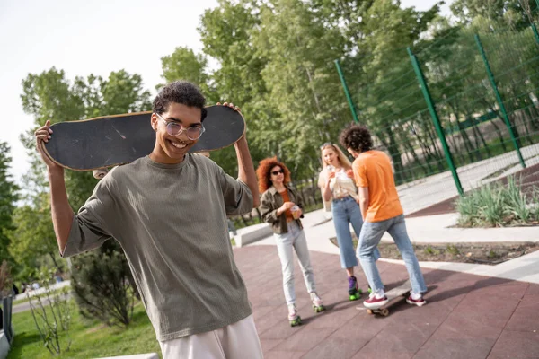Gelukkig Afrikaans Amerikaanse Man Met Skateboard Kijken Naar Camera Buurt — Stockfoto
