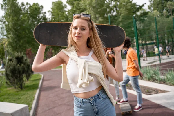 Bonita Mujer Rubia Con Monopatín Mirando Cámara Aire Libre —  Fotos de Stock